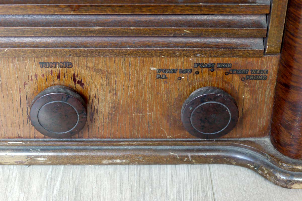 RCA Victor model 28X5 19411942 tube radio made in USA